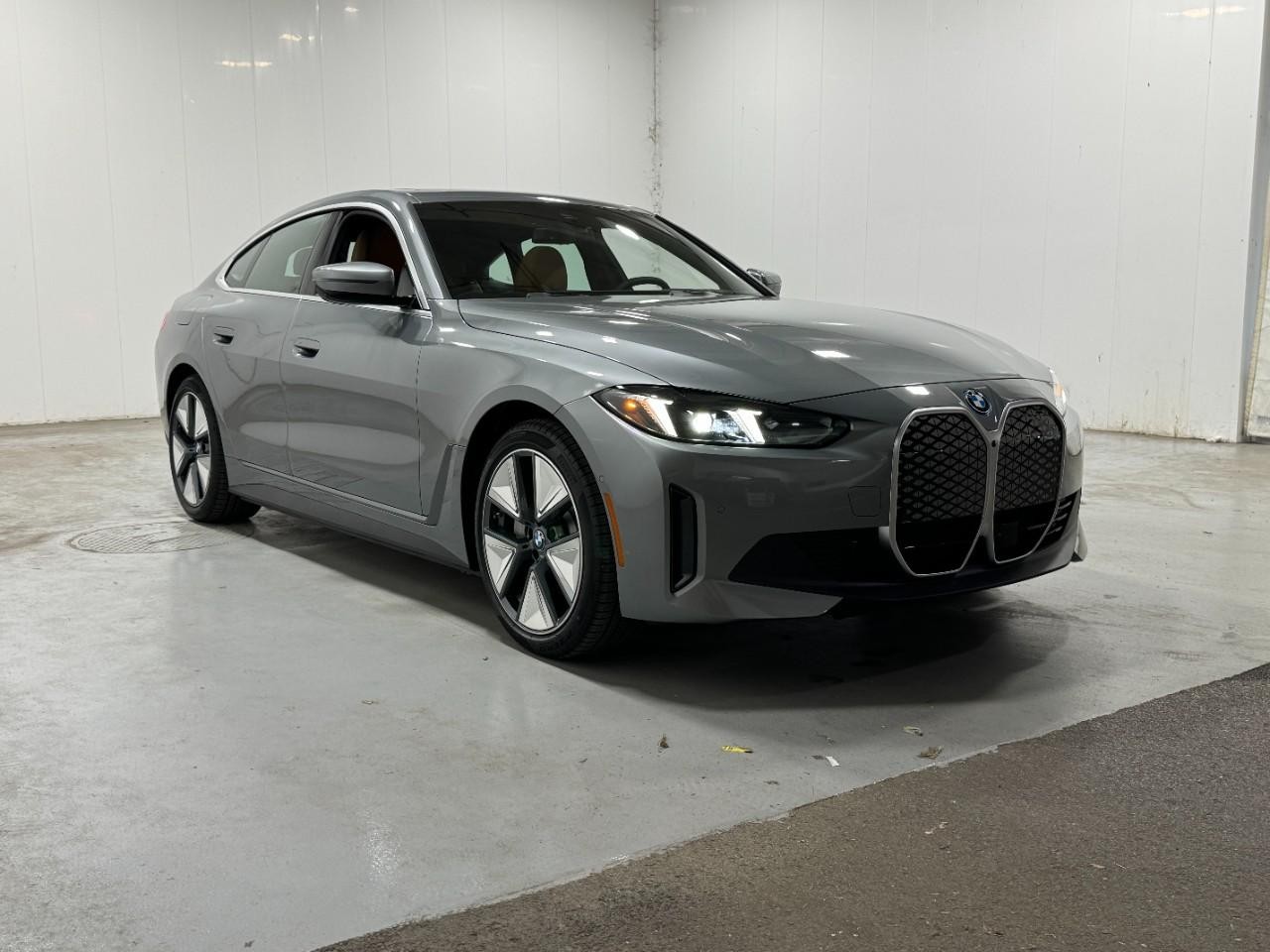 BMW i4 Vehicle Full-screen Gallery Image 6