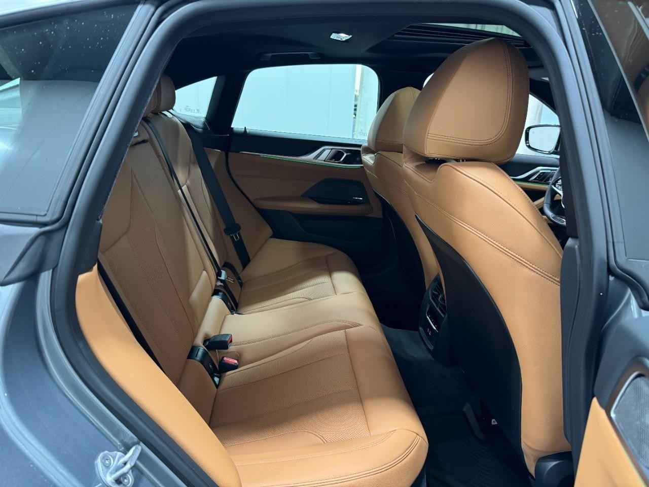 BMW i4 Vehicle Full-screen Gallery Image 10