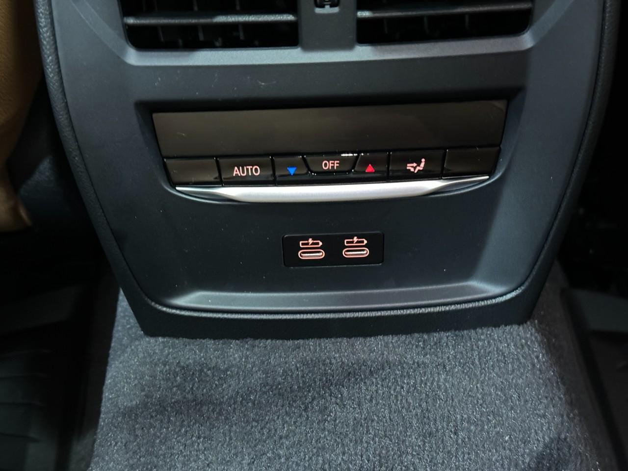 BMW i4 Vehicle Full-screen Gallery Image 11