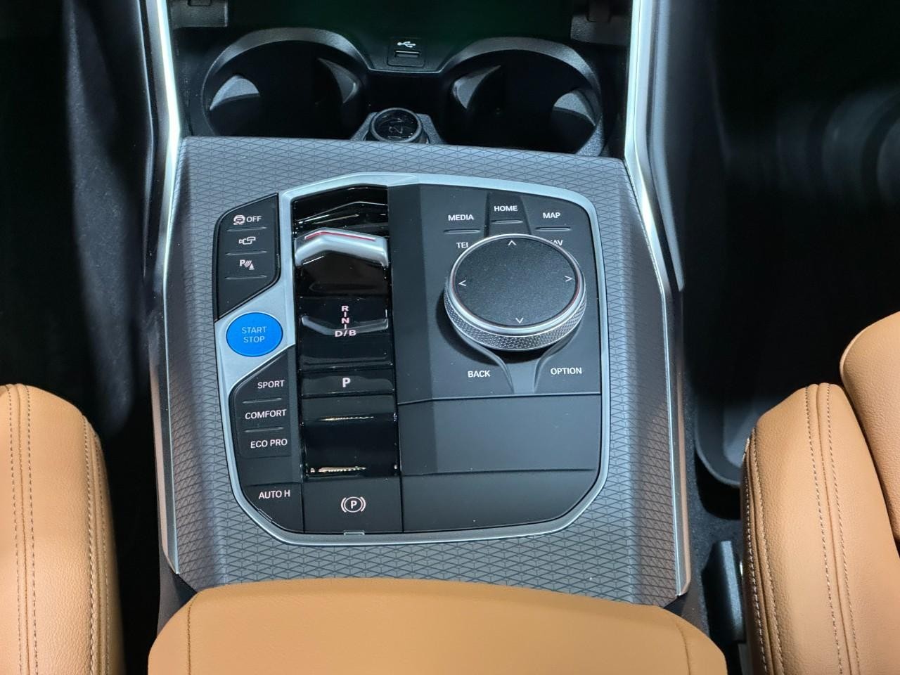 BMW i4 Vehicle Full-screen Gallery Image 16