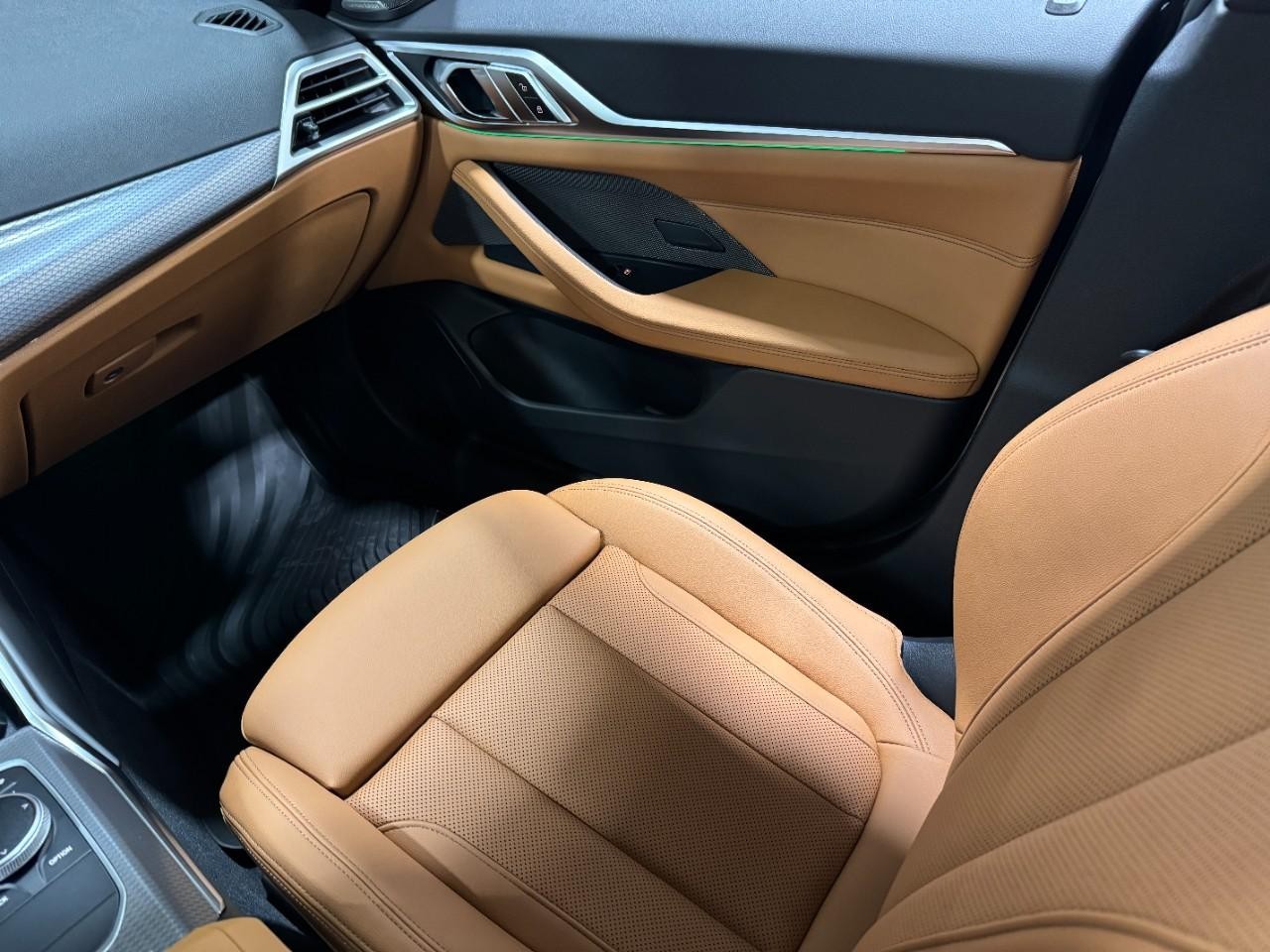 BMW i4 Vehicle Full-screen Gallery Image 17