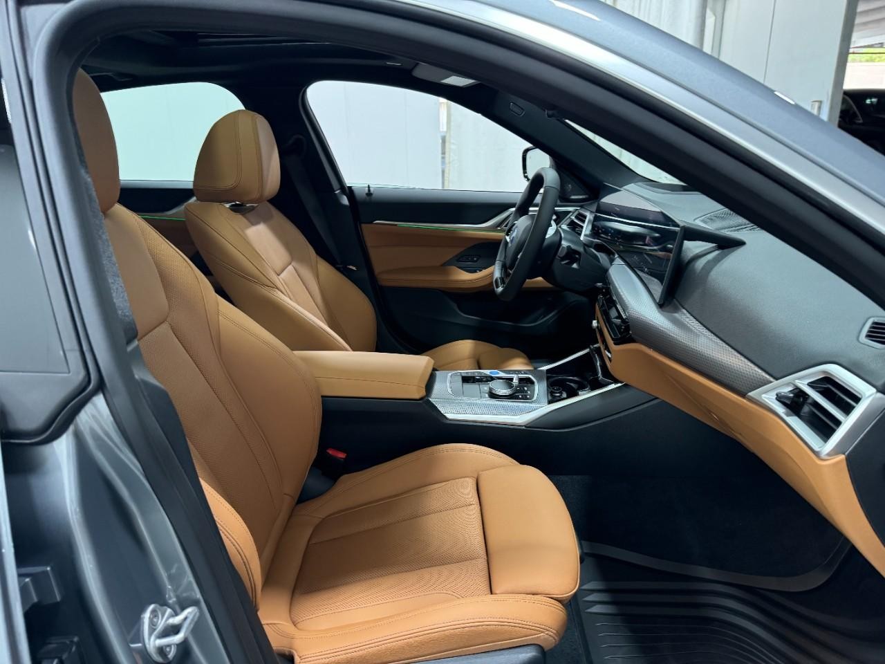 BMW i4 Vehicle Full-screen Gallery Image 18