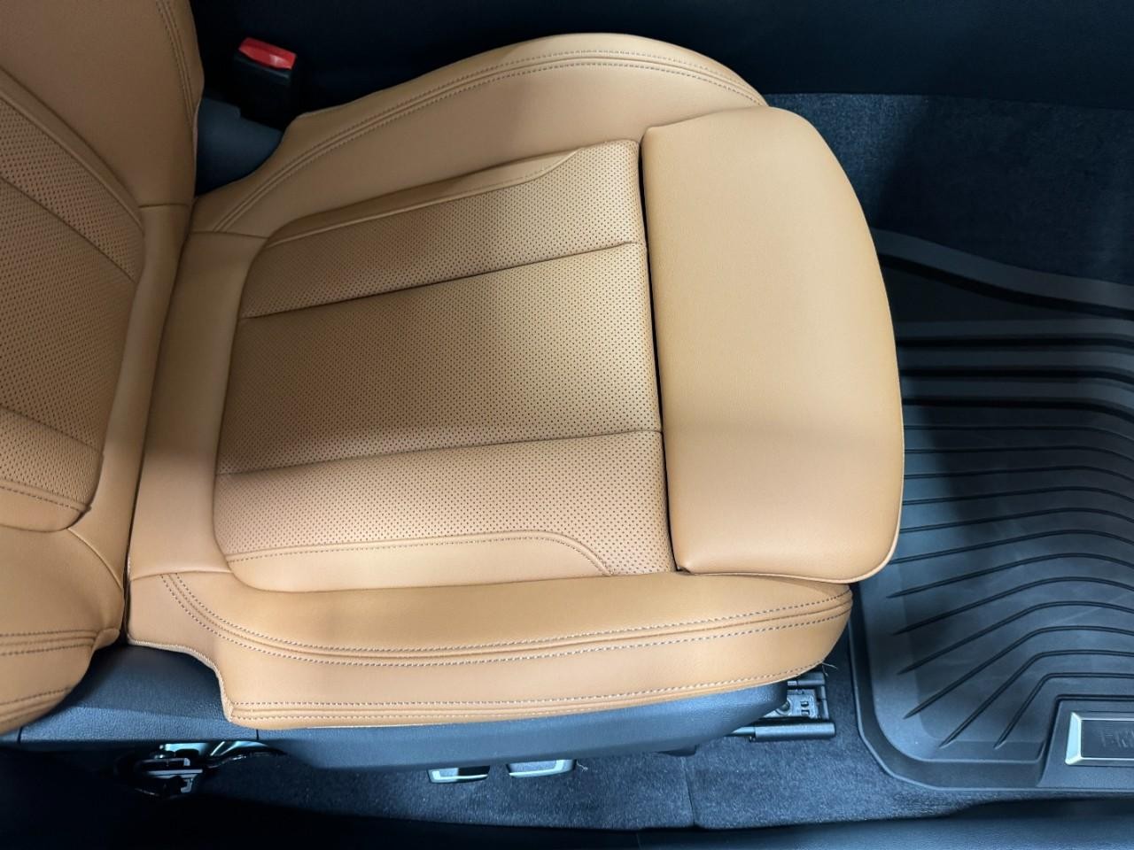 BMW i4 Vehicle Full-screen Gallery Image 19