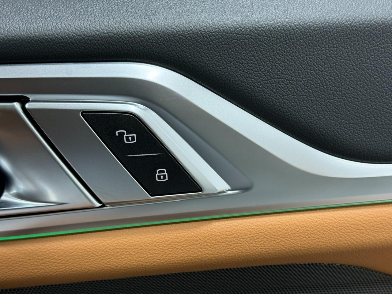 BMW i4 Vehicle Full-screen Gallery Image 21