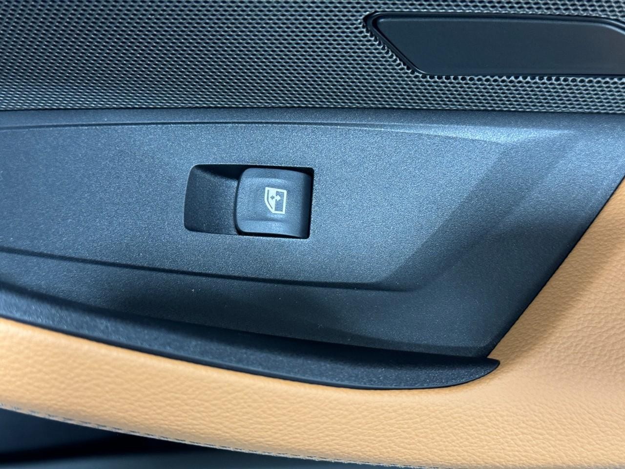 BMW i4 Vehicle Full-screen Gallery Image 22