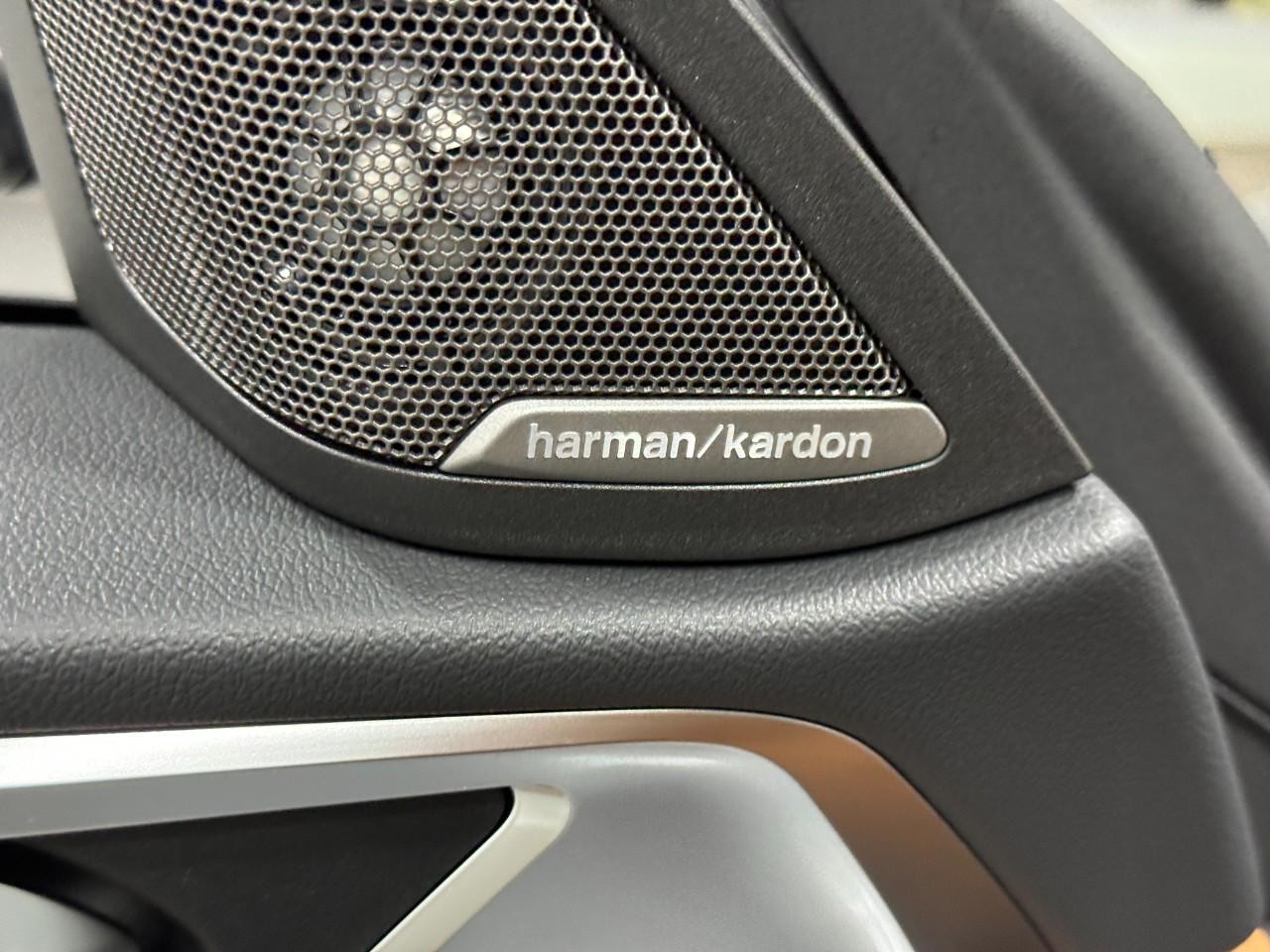 BMW i4 Vehicle Full-screen Gallery Image 23