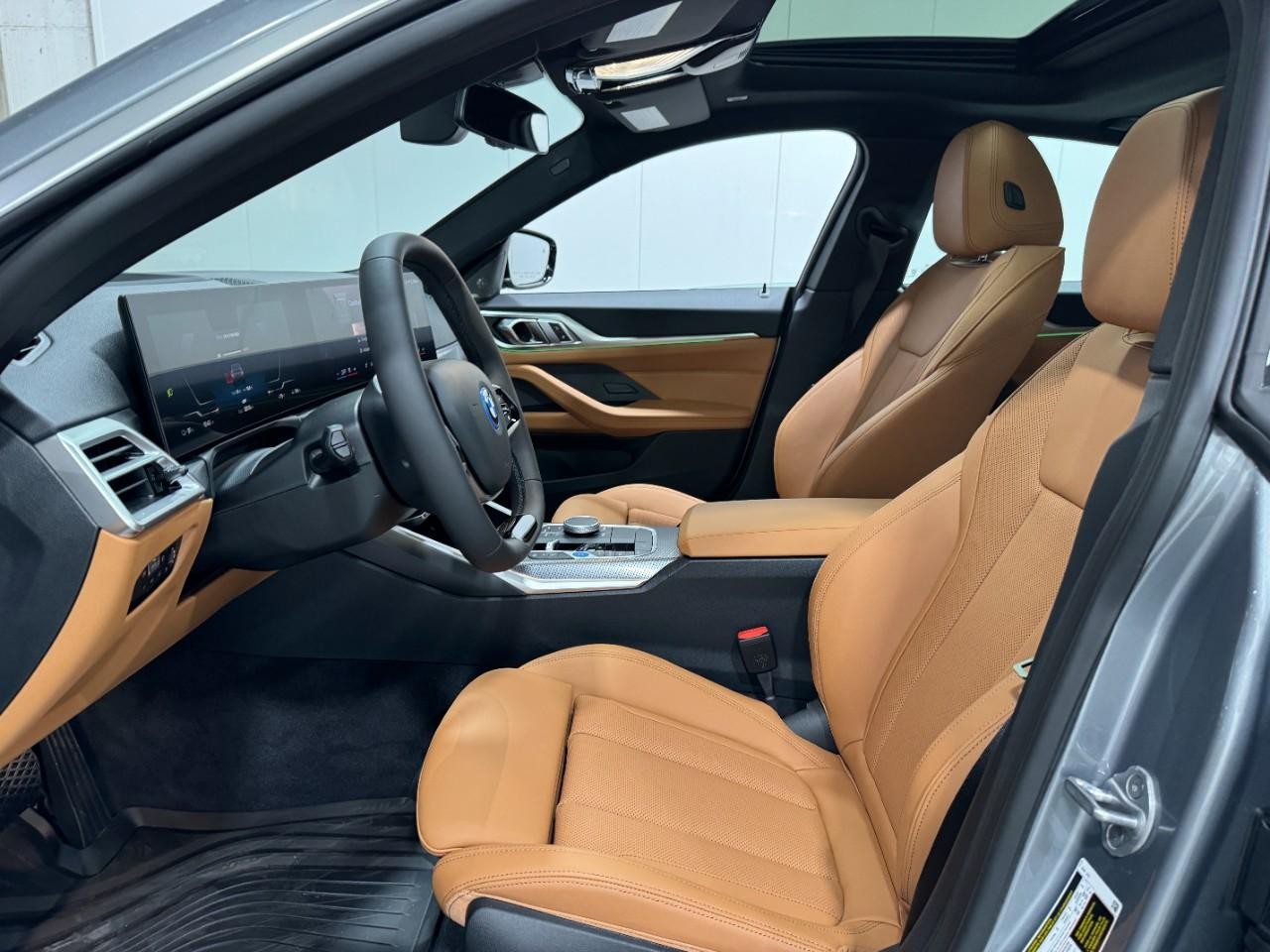 BMW i4 Vehicle Full-screen Gallery Image 28
