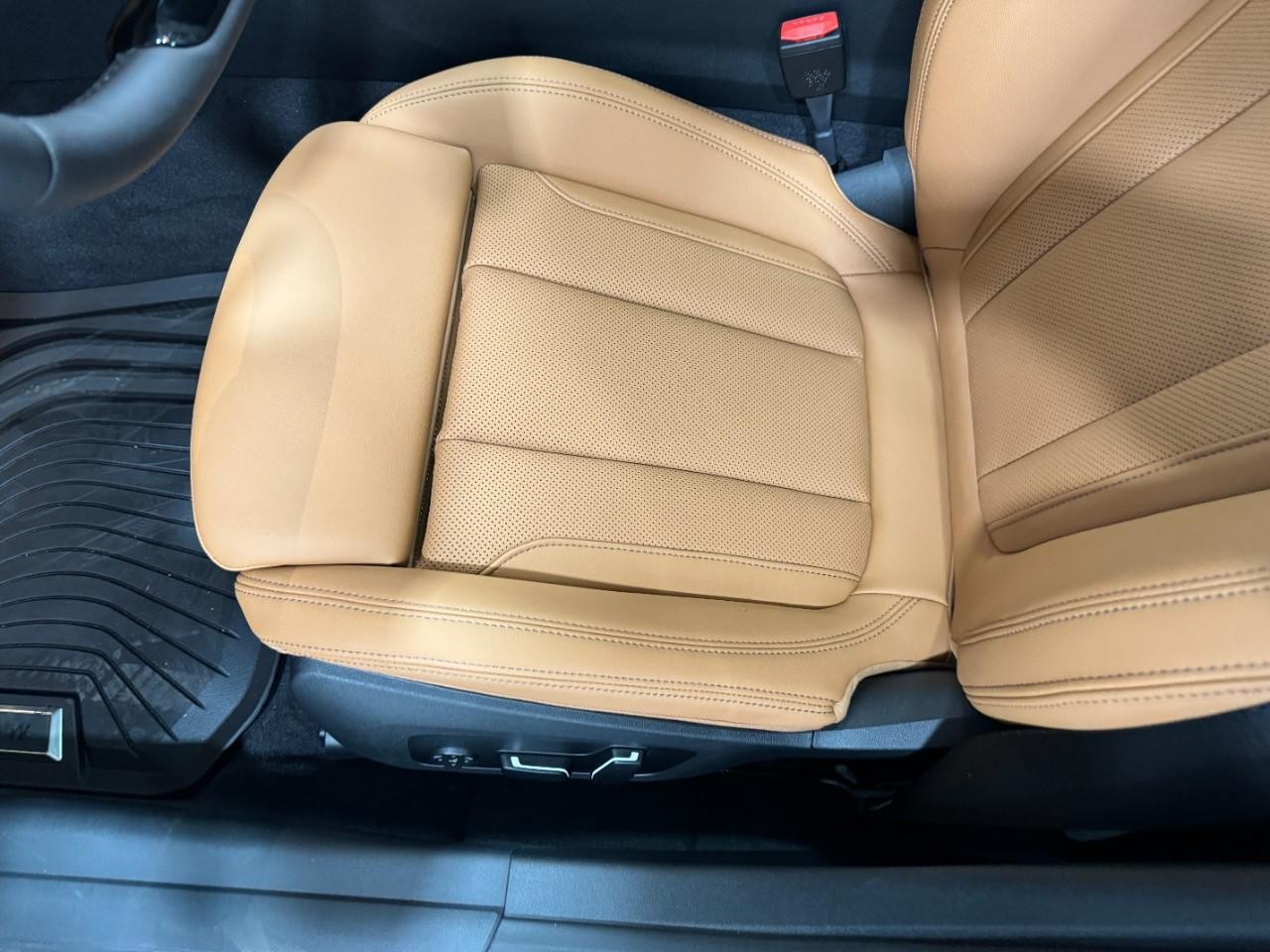 BMW i4 Vehicle Full-screen Gallery Image 29