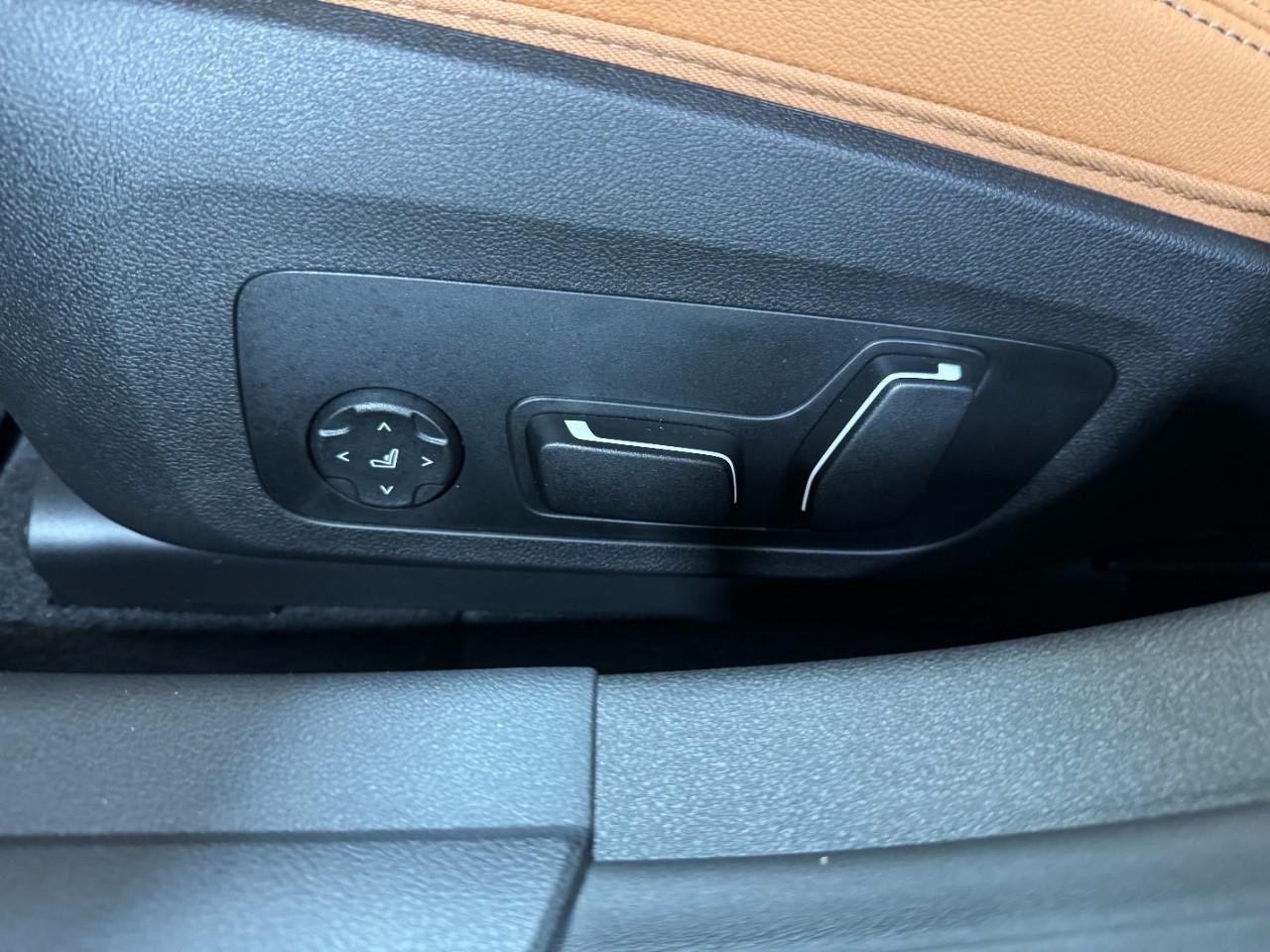 BMW i4 Vehicle Full-screen Gallery Image 30