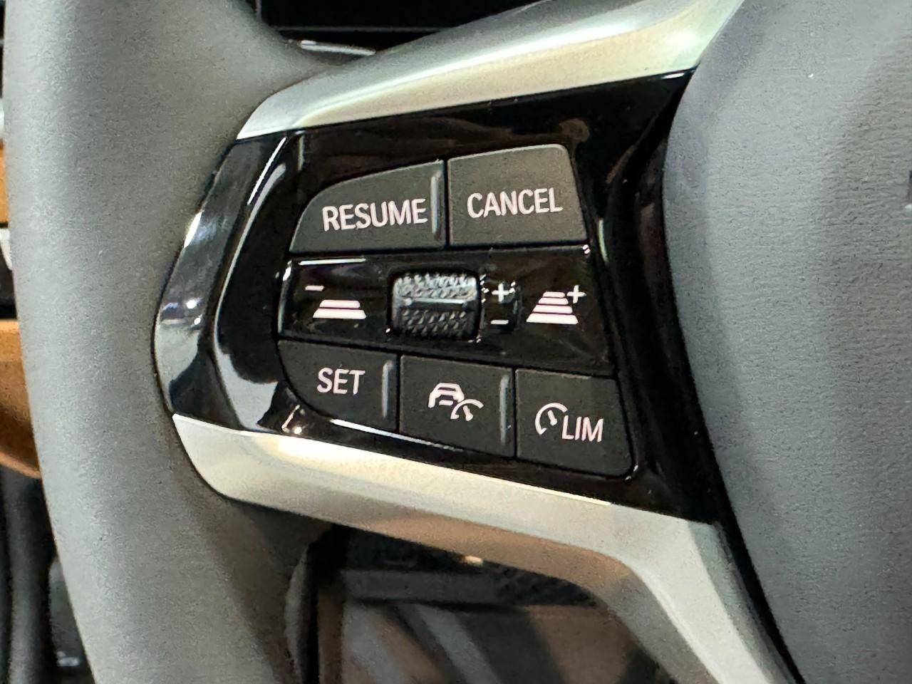 BMW i4 Vehicle Full-screen Gallery Image 32