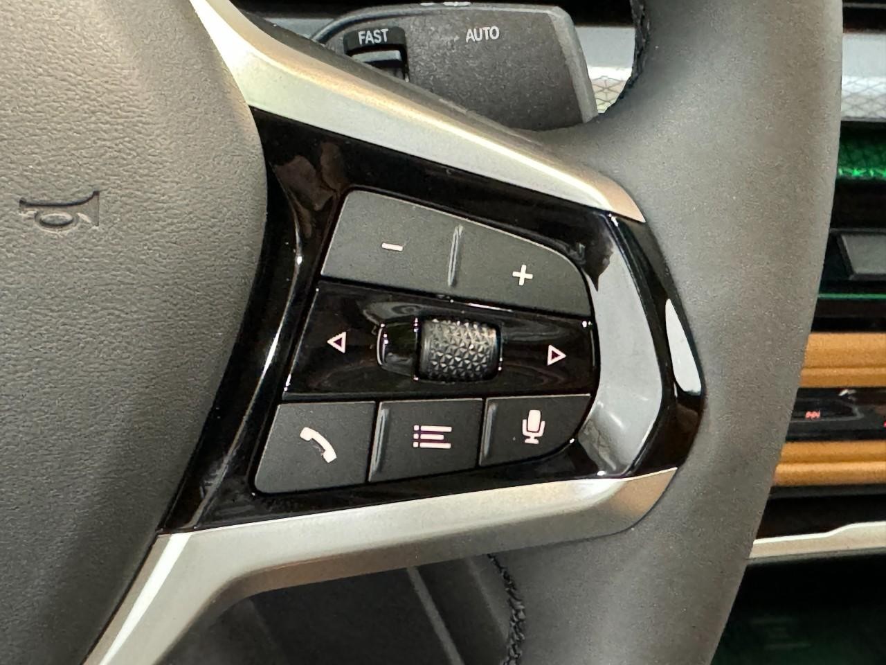 BMW i4 Vehicle Full-screen Gallery Image 33