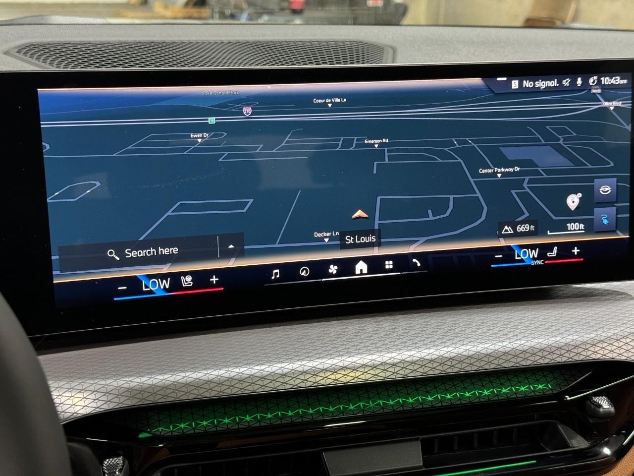 BMW i4 Vehicle Full-screen Gallery Image 35