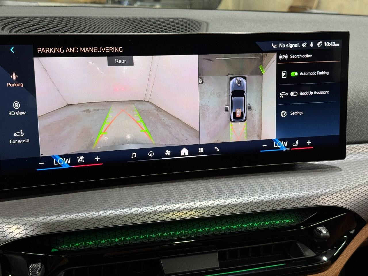 BMW i4 Vehicle Full-screen Gallery Image 36