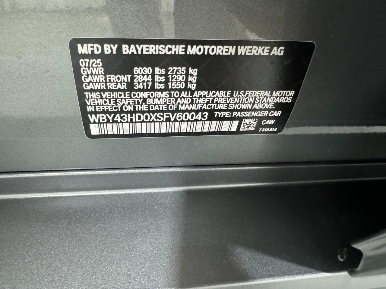 BMW i4 Vehicle Full-screen Gallery Image 37