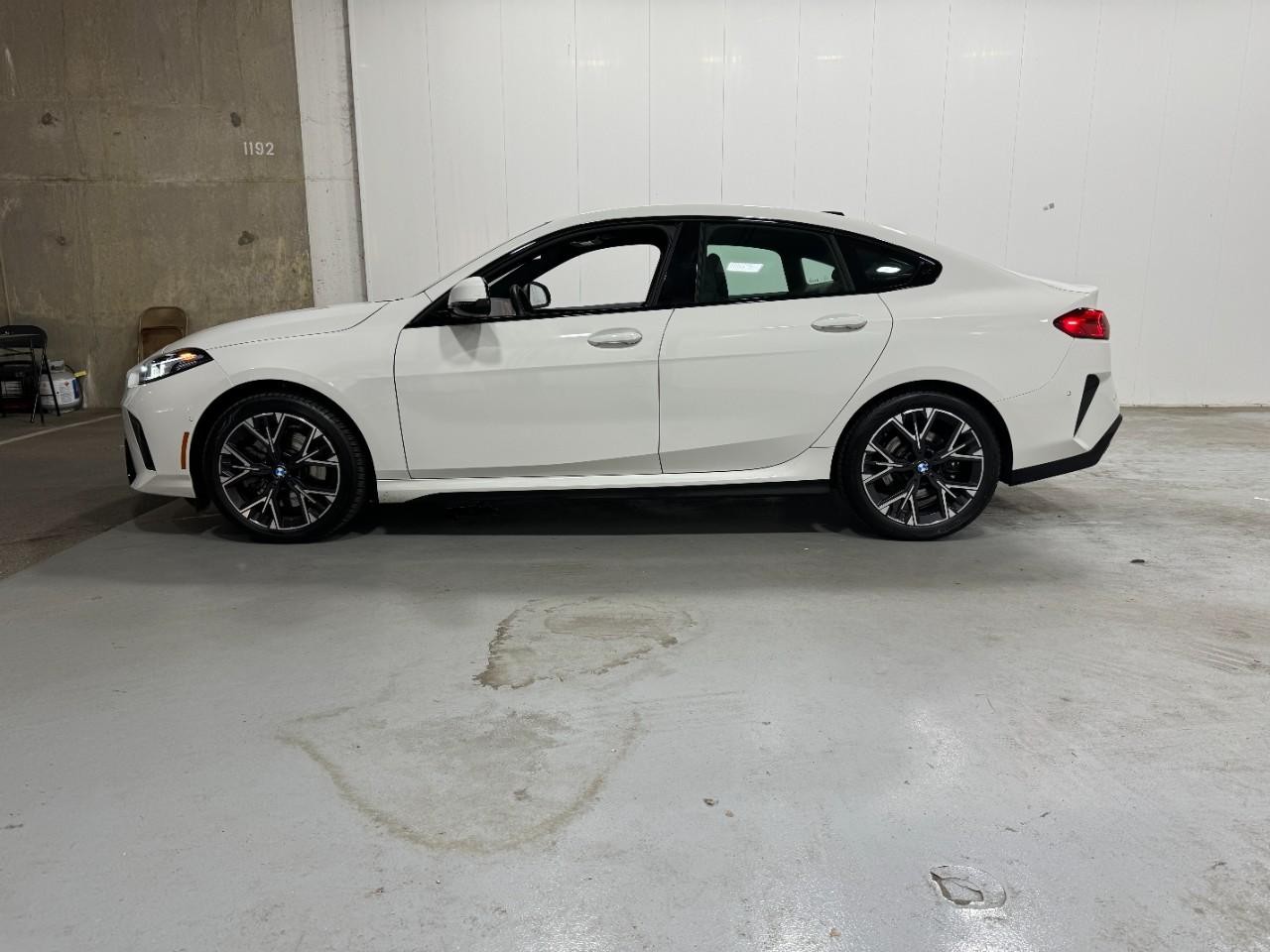BMW 2 Series Vehicle Full-screen Gallery Image 2