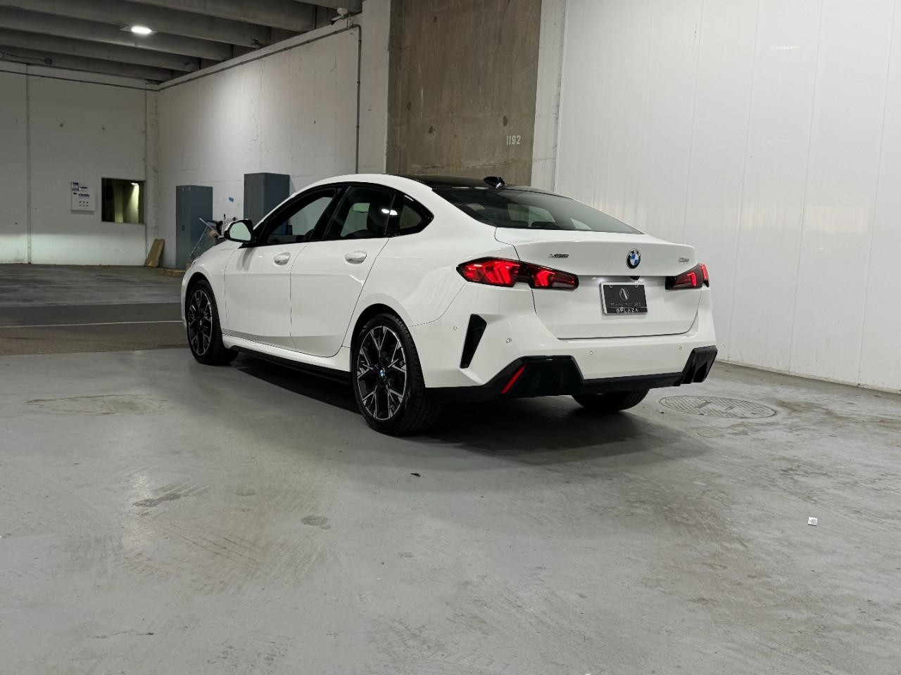 BMW 2 Series Vehicle Full-screen Gallery Image 3