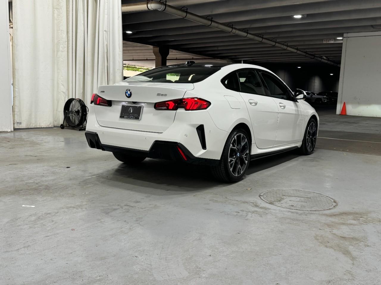 BMW 2 Series Vehicle Full-screen Gallery Image 4