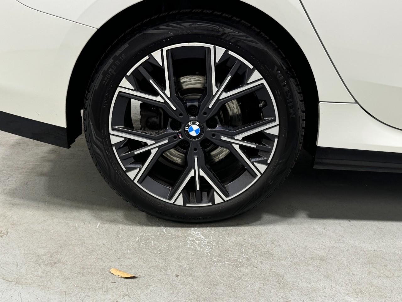 BMW 2 Series Vehicle Full-screen Gallery Image 5