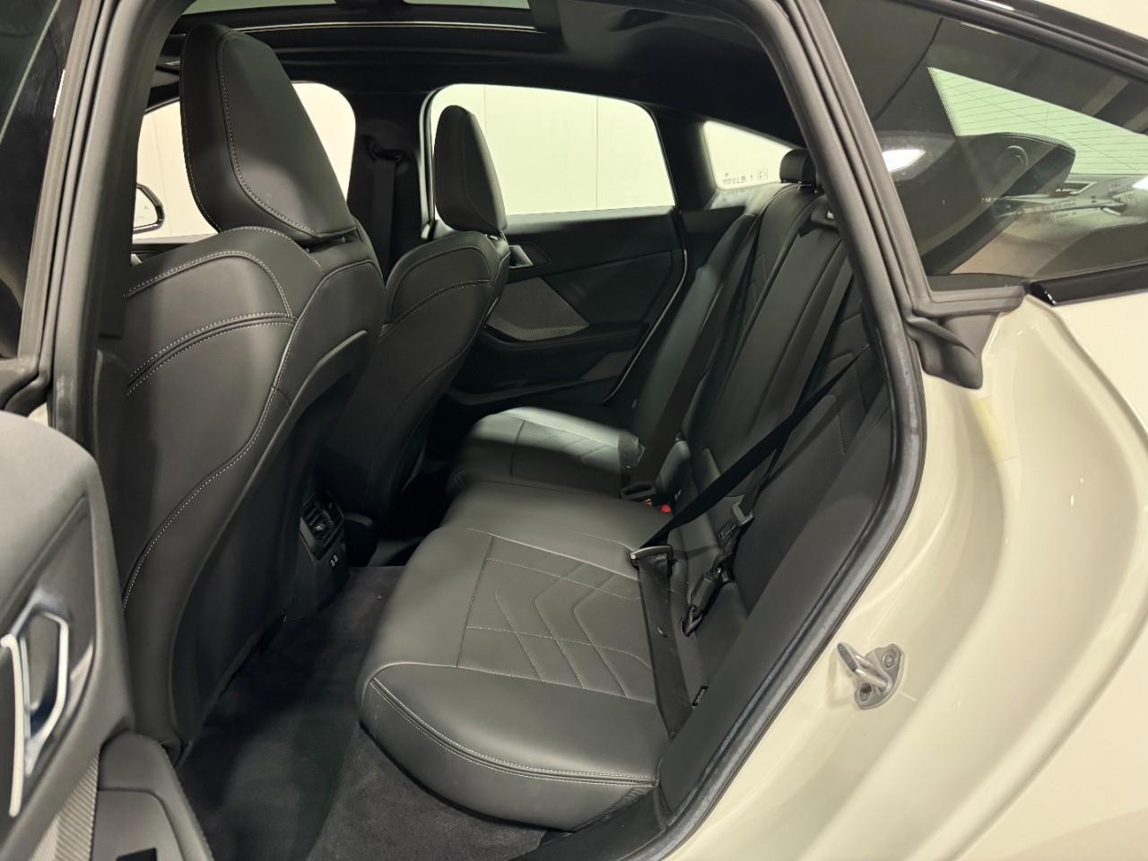 BMW 2 Series Vehicle Full-screen Gallery Image 8