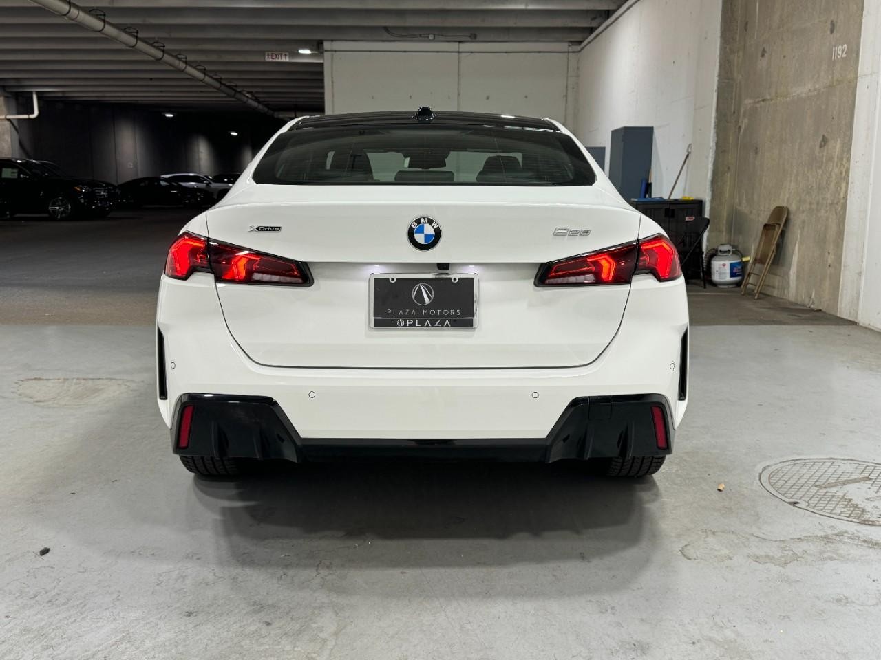 BMW 2 Series Vehicle Full-screen Gallery Image 9