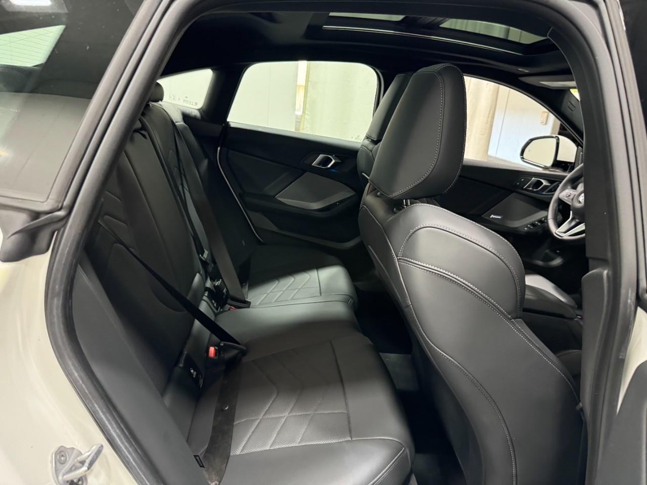 BMW 2 Series Vehicle Full-screen Gallery Image 10