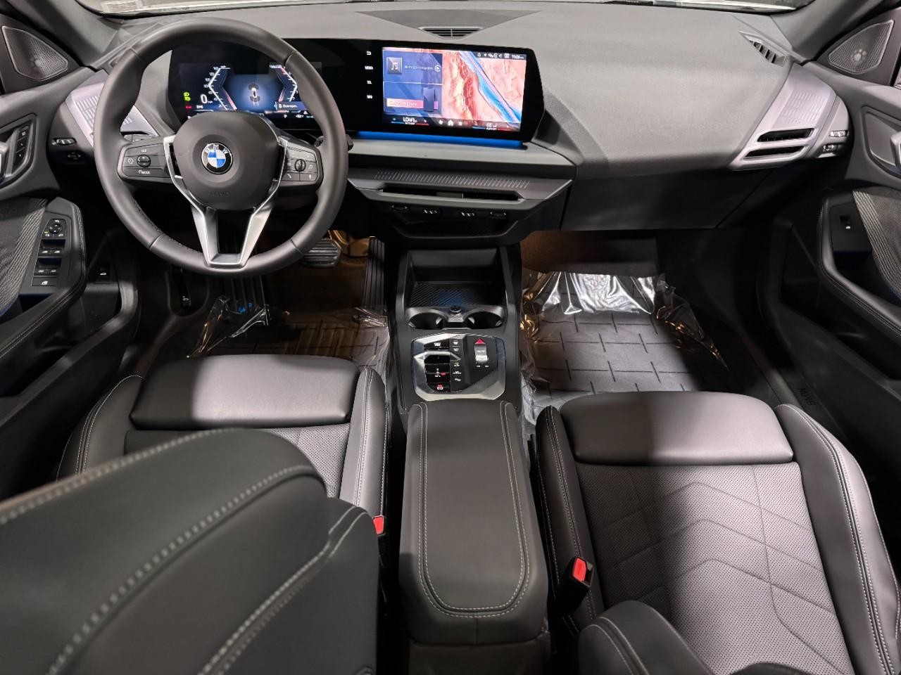 BMW 2 Series Vehicle Full-screen Gallery Image 12