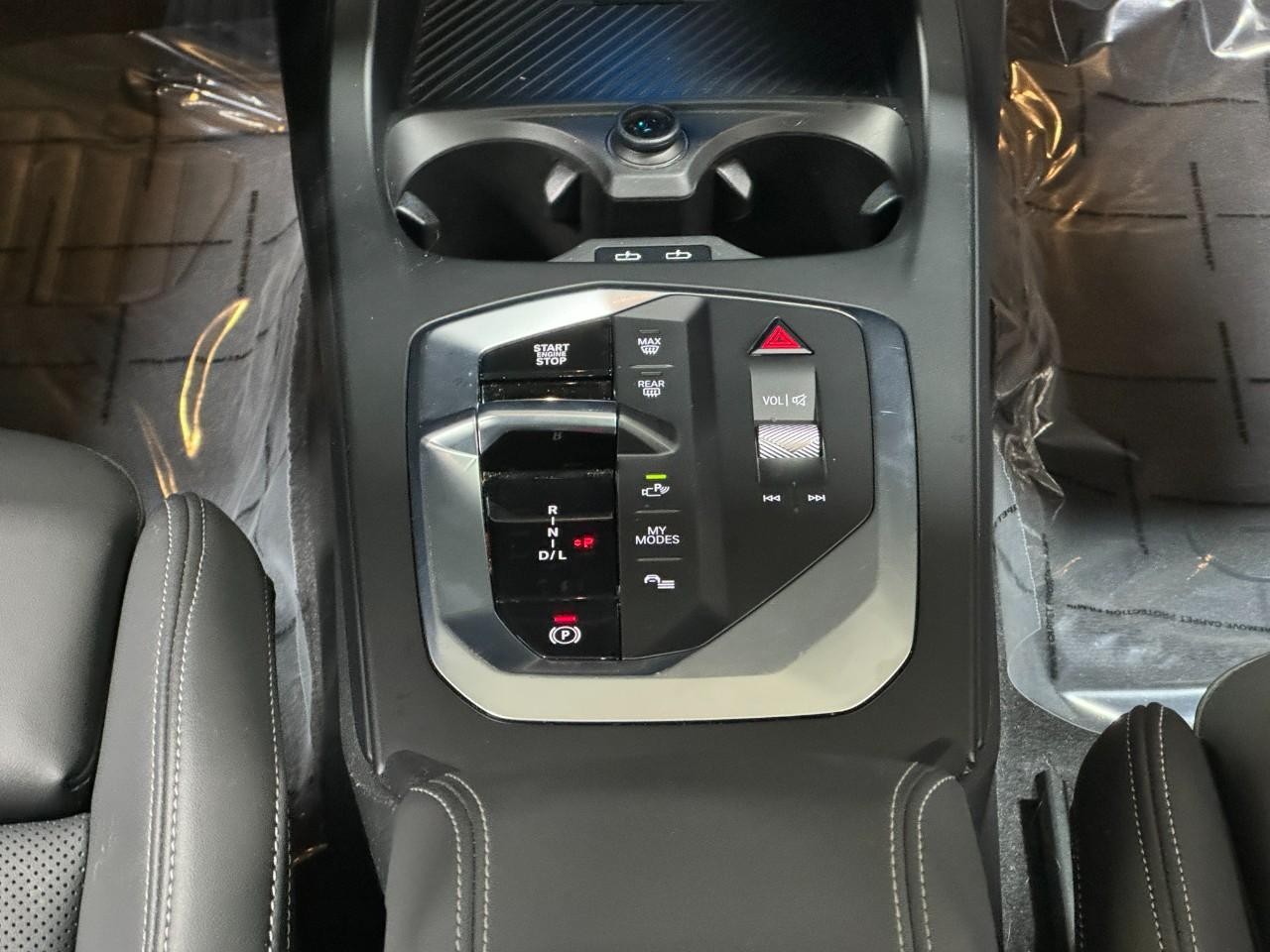 BMW 2 Series Vehicle Full-screen Gallery Image 15