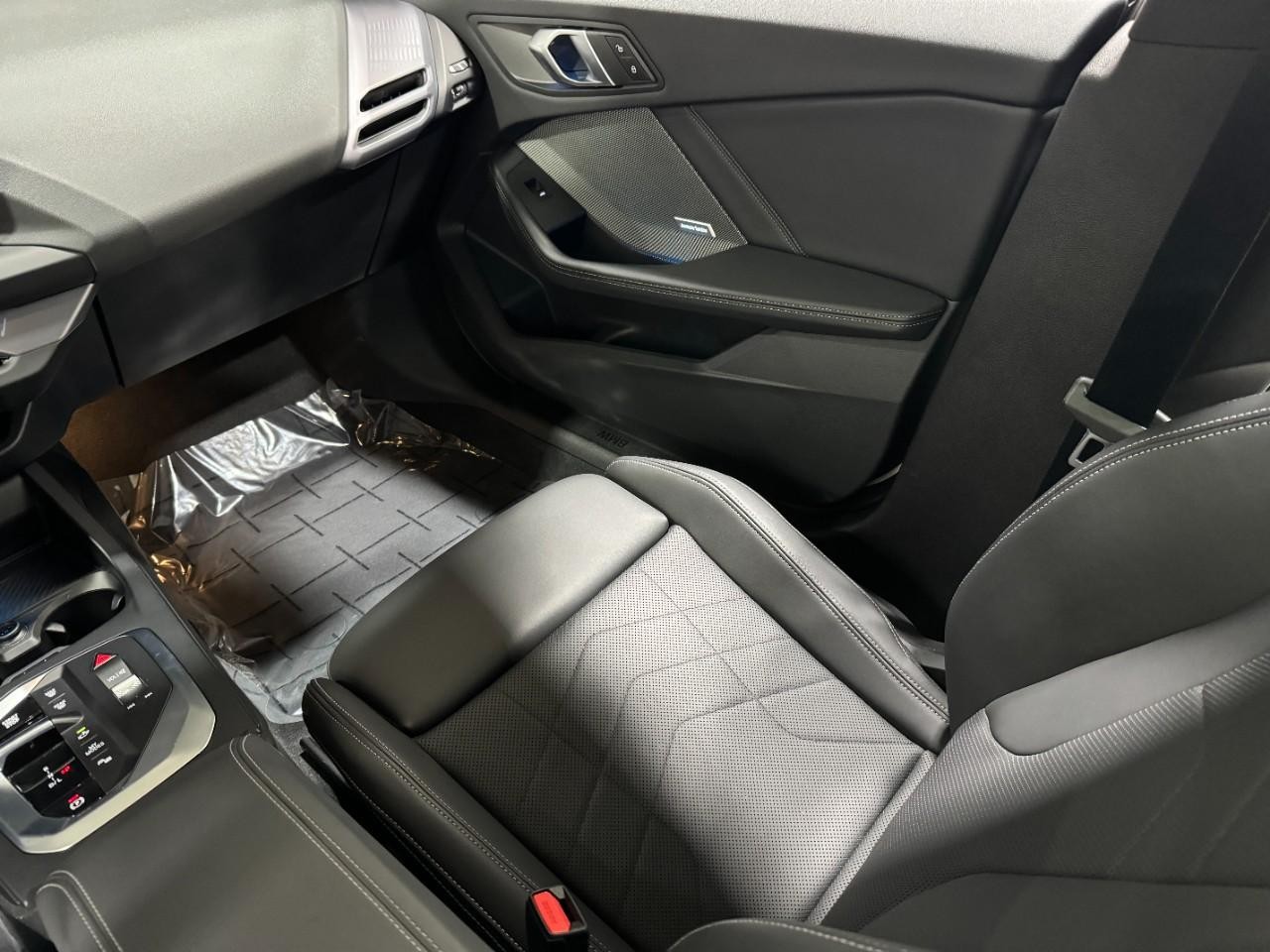 BMW 2 Series Vehicle Full-screen Gallery Image 16