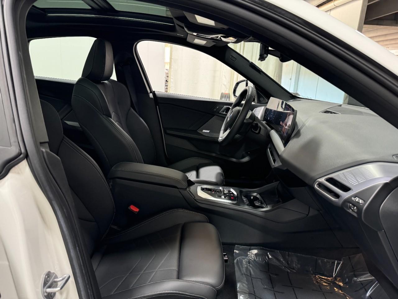 BMW 2 Series Vehicle Full-screen Gallery Image 17