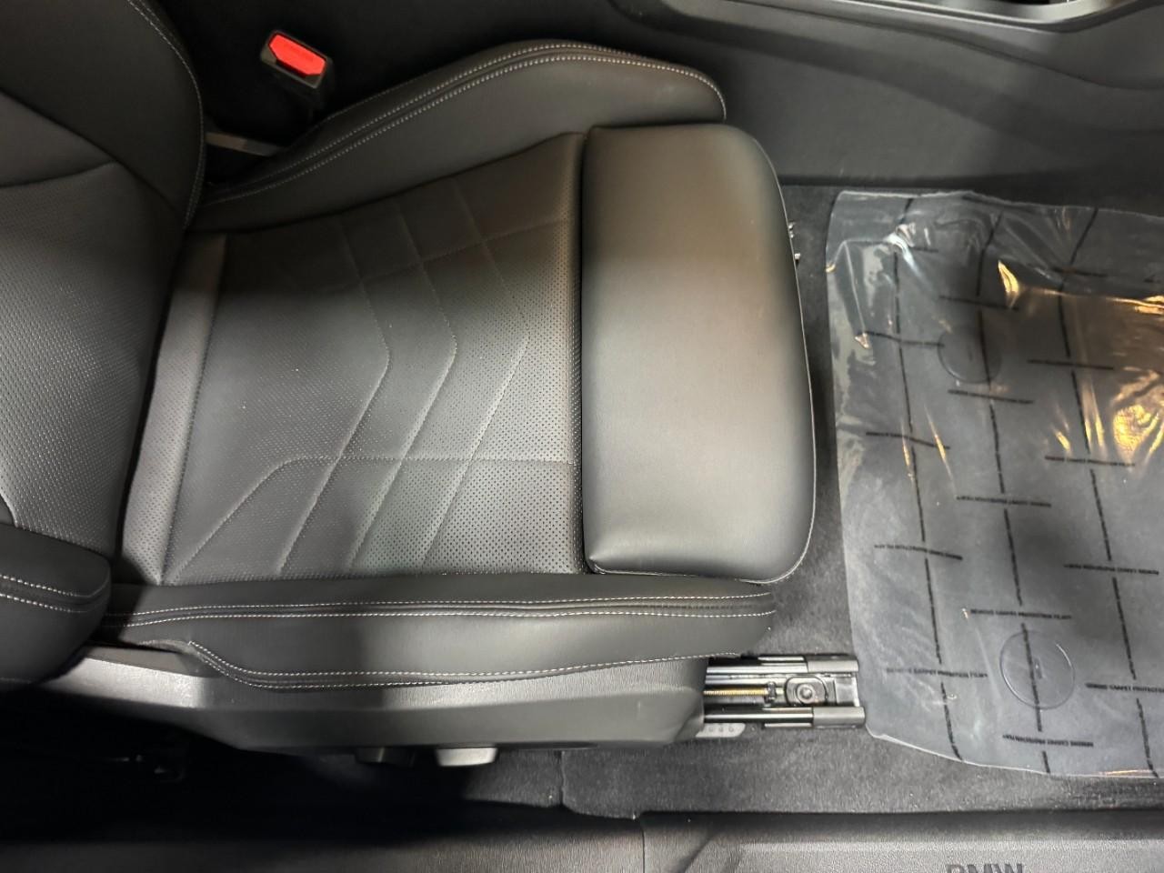 BMW 2 Series Vehicle Full-screen Gallery Image 18