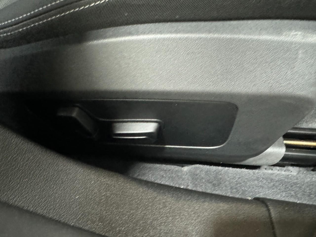 BMW 2 Series Vehicle Full-screen Gallery Image 19