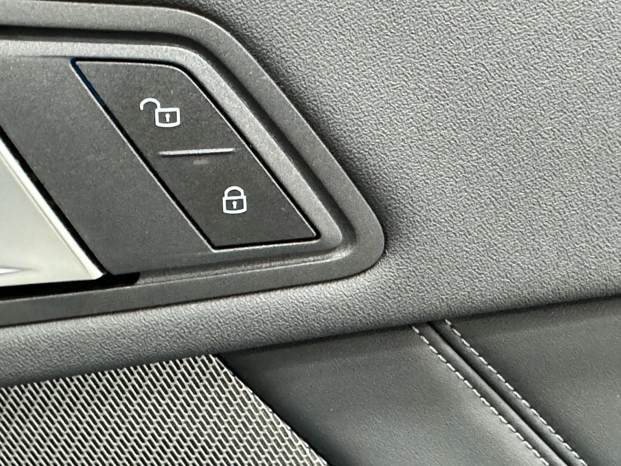 BMW 2 Series Vehicle Full-screen Gallery Image 20