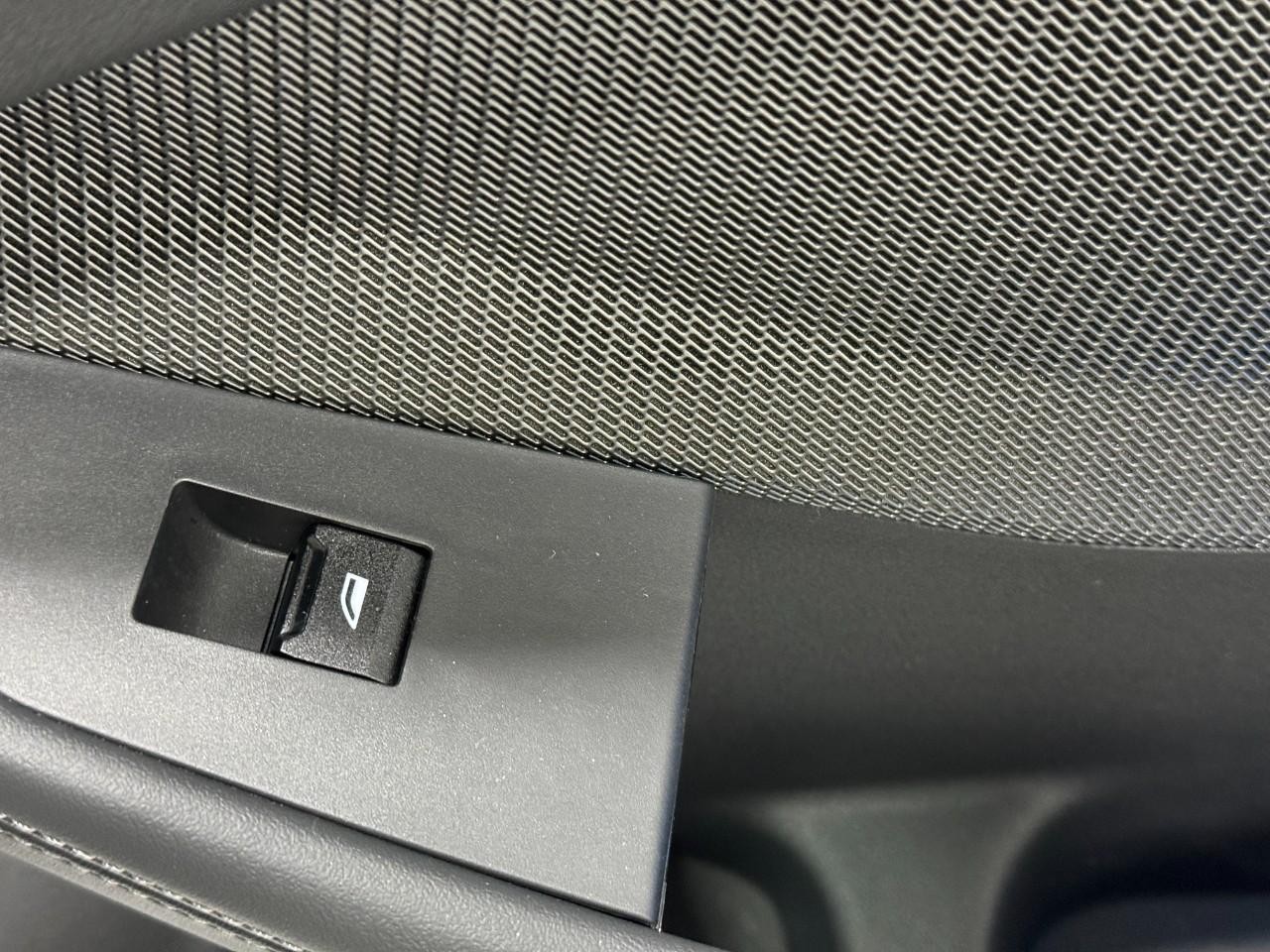 BMW 2 Series Vehicle Full-screen Gallery Image 21