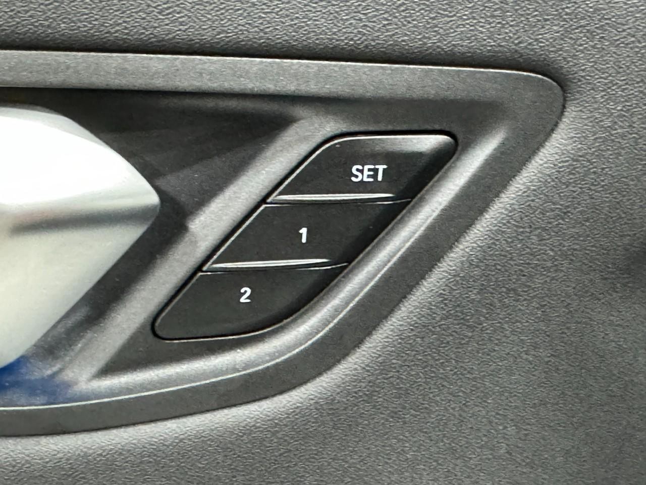 BMW 2 Series Vehicle Full-screen Gallery Image 22