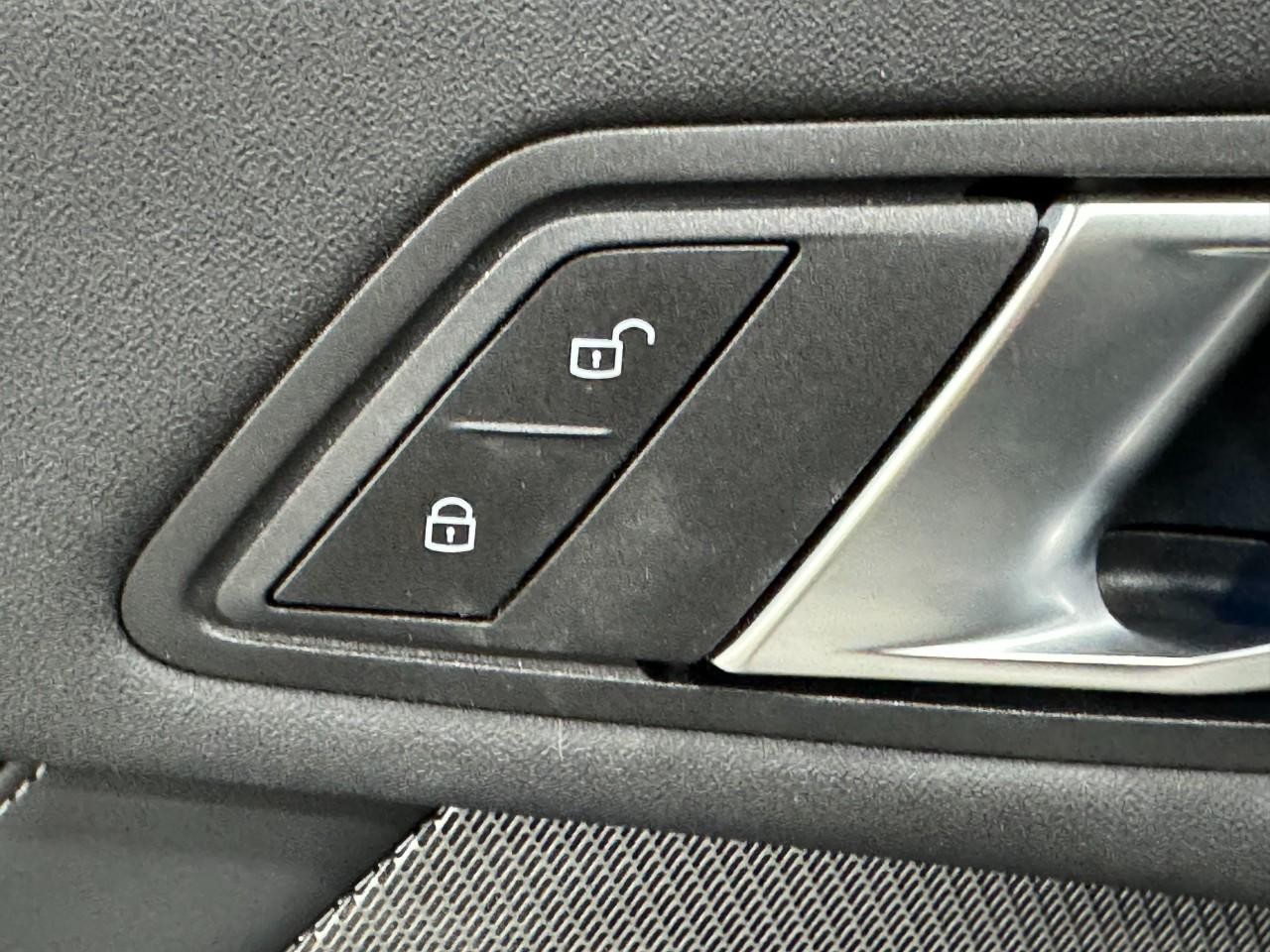 BMW 2 Series Vehicle Full-screen Gallery Image 23