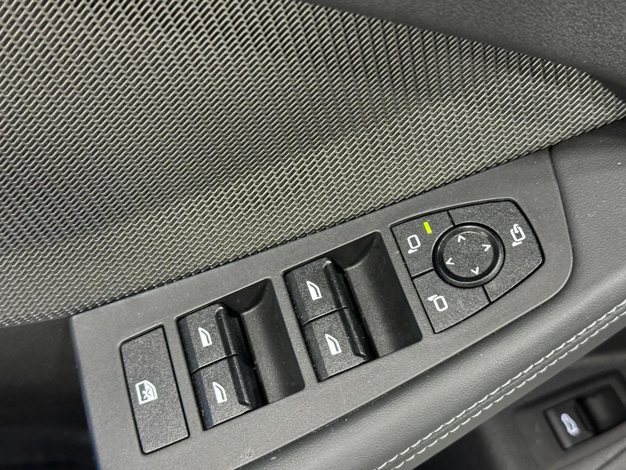 BMW 2 Series Vehicle Full-screen Gallery Image 24