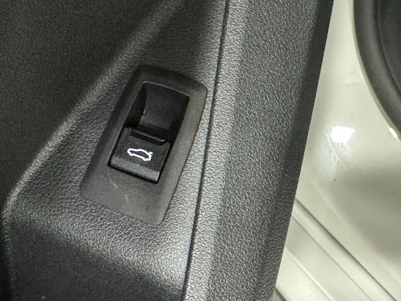 BMW 2 Series Vehicle Full-screen Gallery Image 26