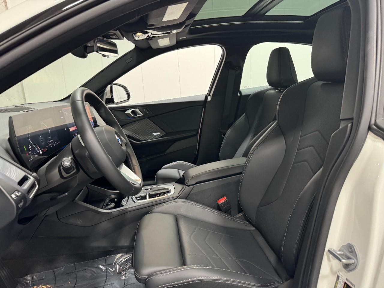 BMW 2 Series Vehicle Full-screen Gallery Image 27