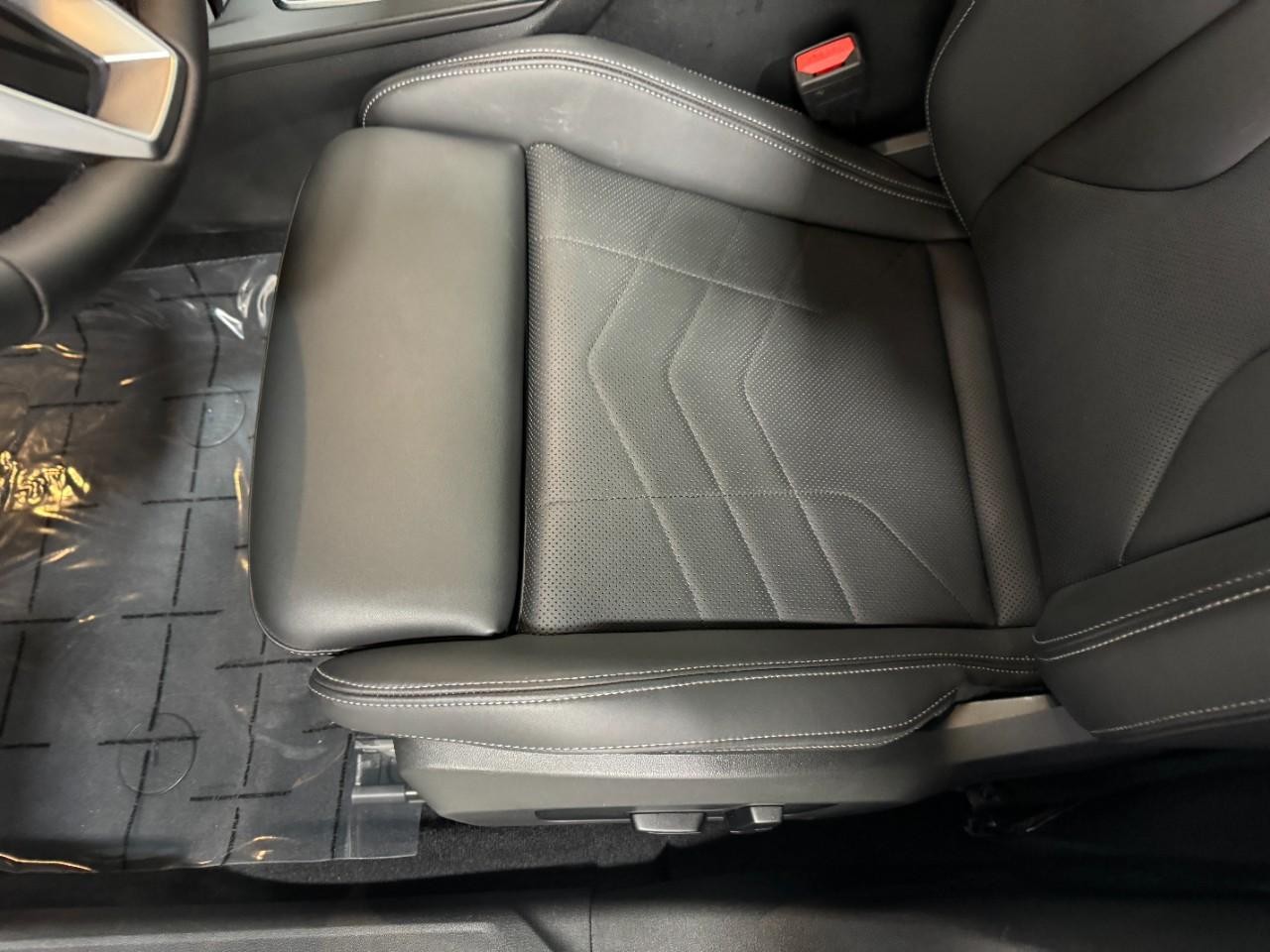 BMW 2 Series Vehicle Full-screen Gallery Image 28