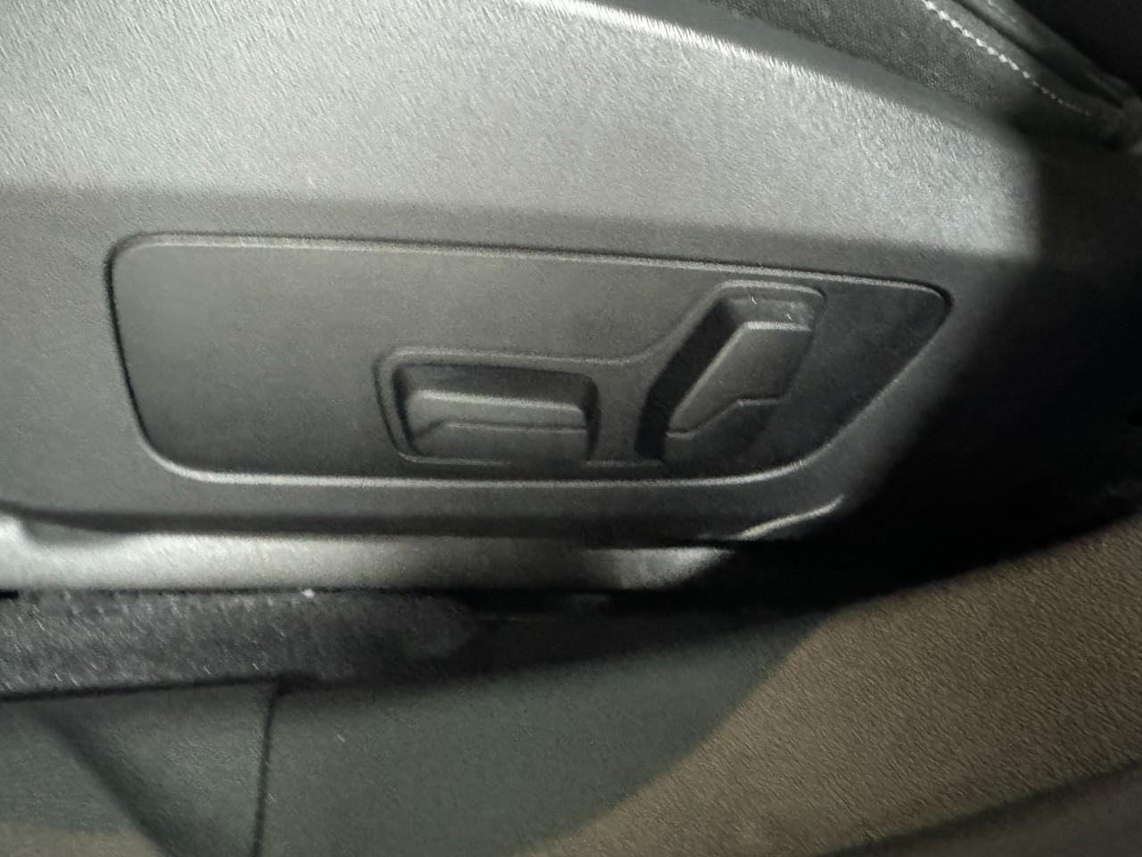 BMW 2 Series Vehicle Full-screen Gallery Image 29