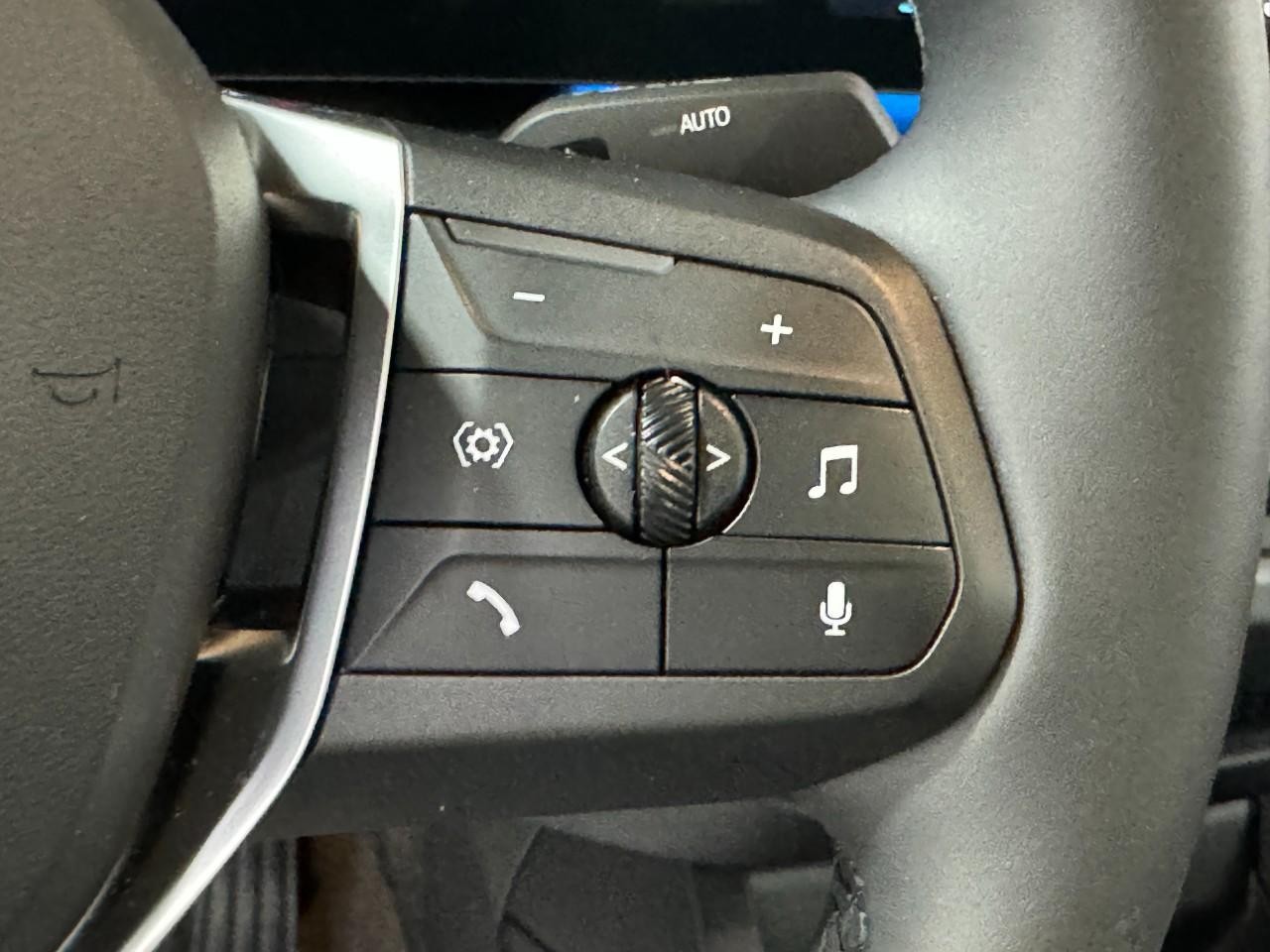 BMW 2 Series Vehicle Full-screen Gallery Image 31