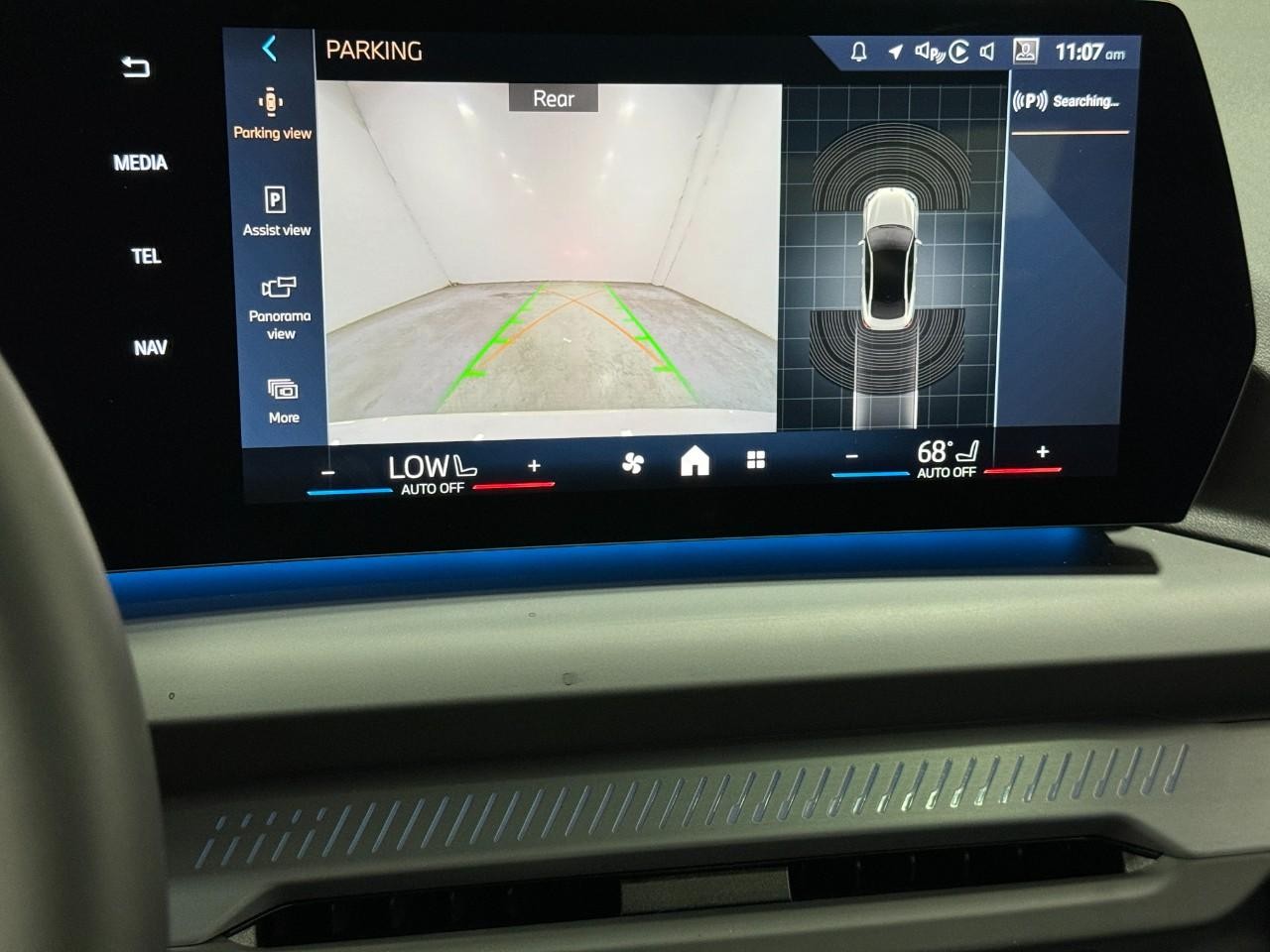 BMW 2 Series Vehicle Full-screen Gallery Image 33