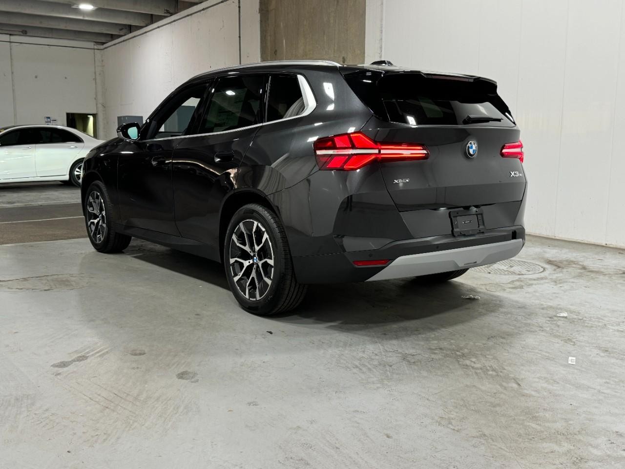 BMW X3 Vehicle Full-screen Gallery Image 3