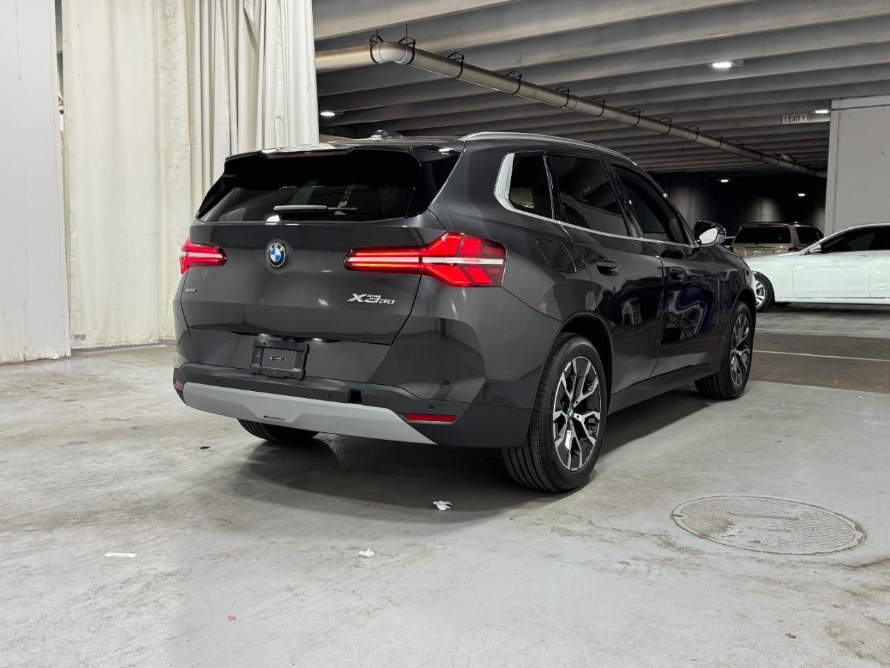 BMW X3 Vehicle Full-screen Gallery Image 4