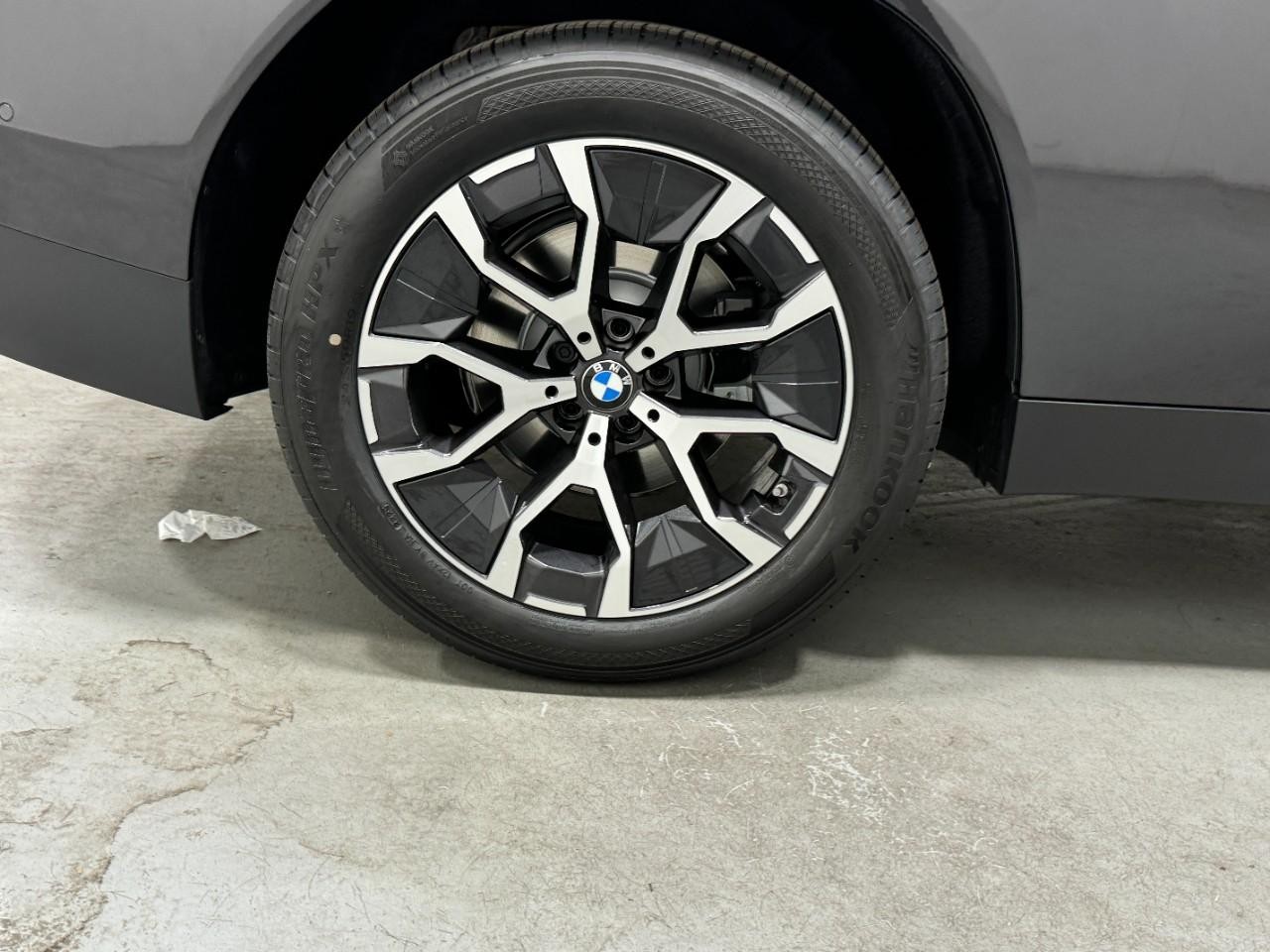 BMW X3 Vehicle Full-screen Gallery Image 5