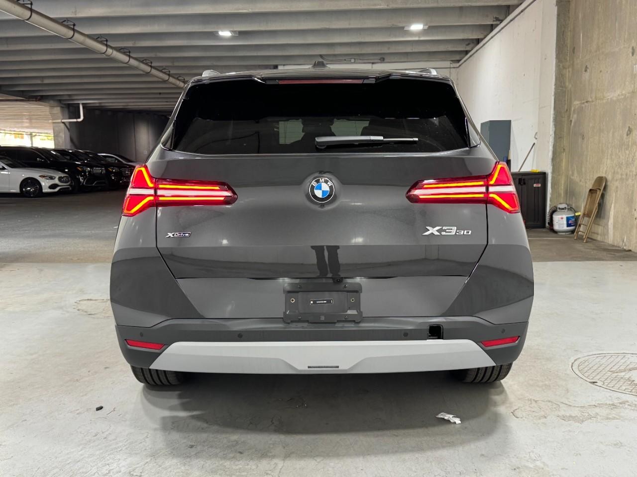 BMW X3 Vehicle Full-screen Gallery Image 9