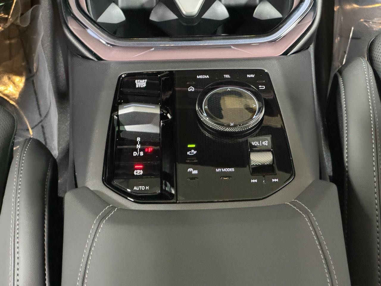 BMW X3 Vehicle Full-screen Gallery Image 15