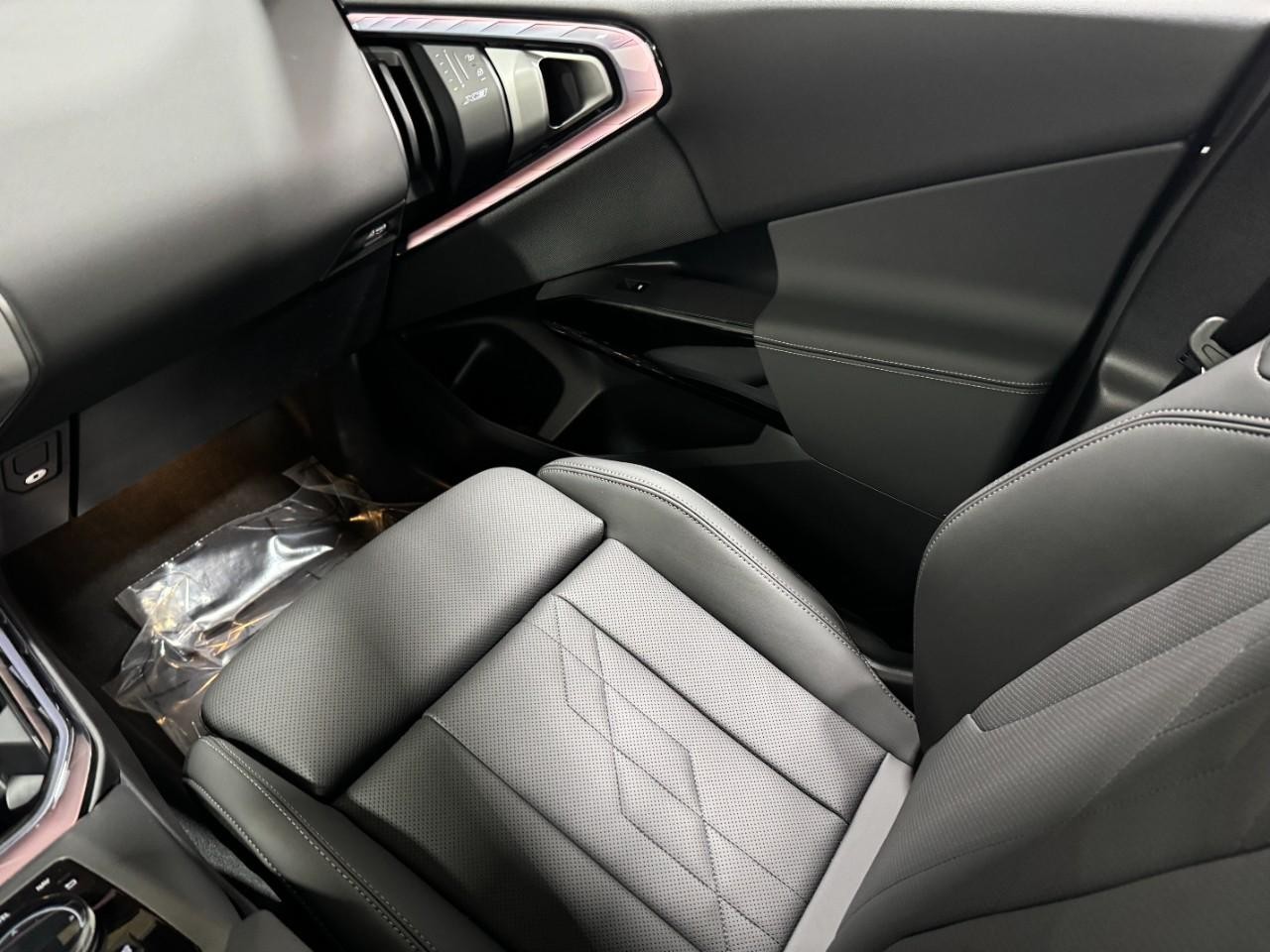 BMW X3 Vehicle Full-screen Gallery Image 16