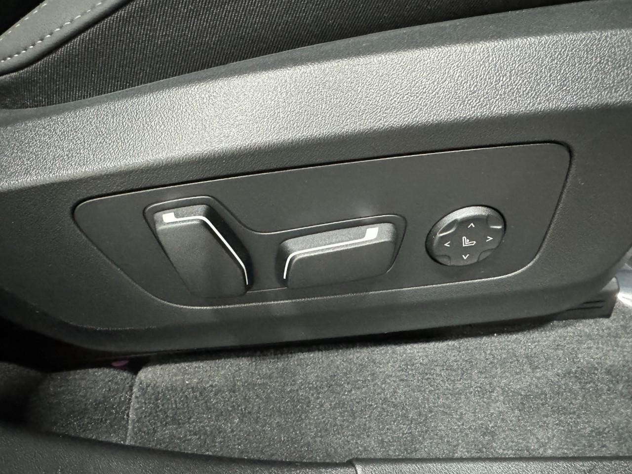 BMW X3 Vehicle Full-screen Gallery Image 19