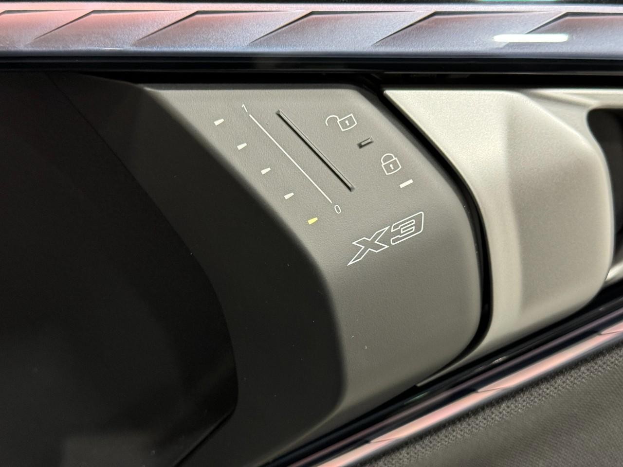 BMW X3 Vehicle Full-screen Gallery Image 20